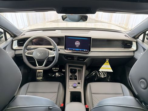 New 2026 Volkswagen Tiguan SE R-Line FWD image 17