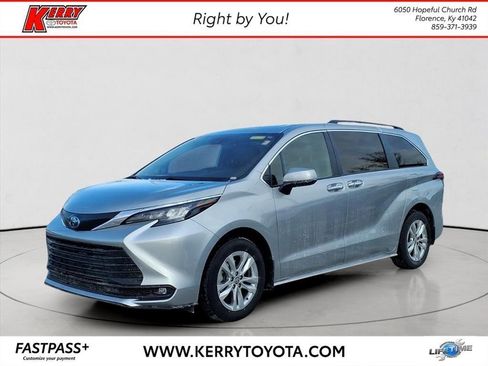 Certified 2025 Toyota Sienna XLE image 1