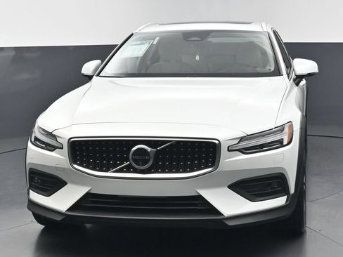 Used 2025 Volvo V60 B5 Cross Country Plus AWD/4WD image 7