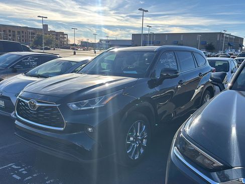 Used 2024 Toyota Highlander Limited image 2