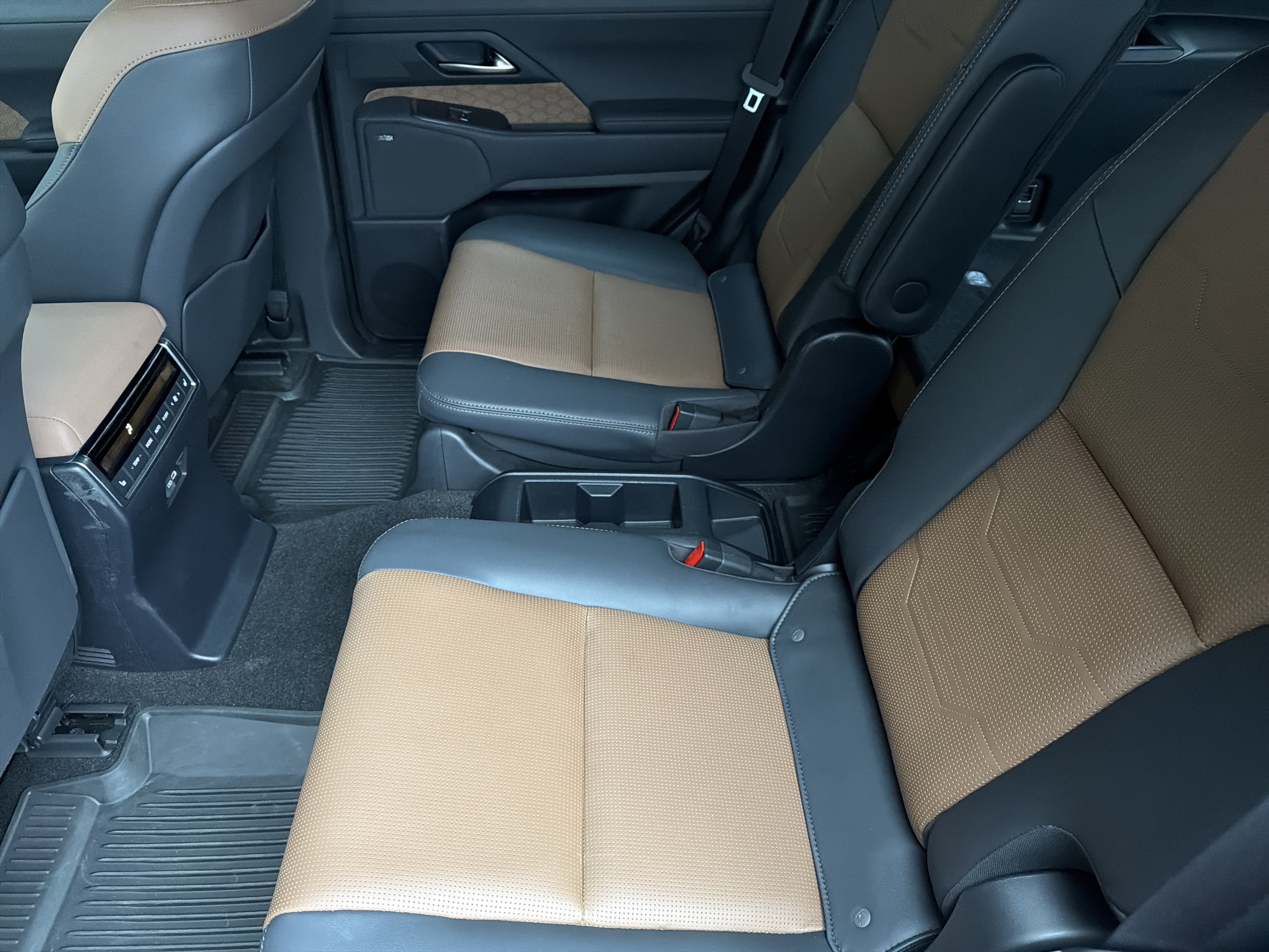 Used 2025 Lexus GX 550 w/ Cold Area Package AWD/4WD image 30