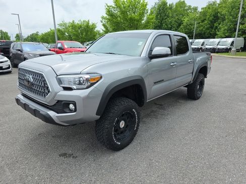 Used 2019 Toyota Tacoma TRD Off-Road AWD/4WD image 3