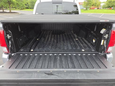 Used 2017 Toyota Tacoma TRD Sport AWD/4WD image 25