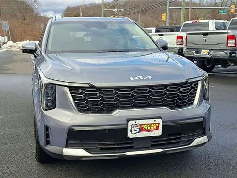 Used 2025 Kia Sorento S image 3