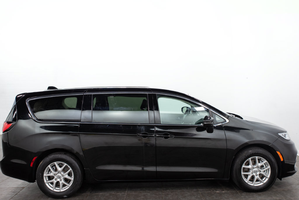 Used 2024 Chrysler Pacifica Touring-L FWD image 16