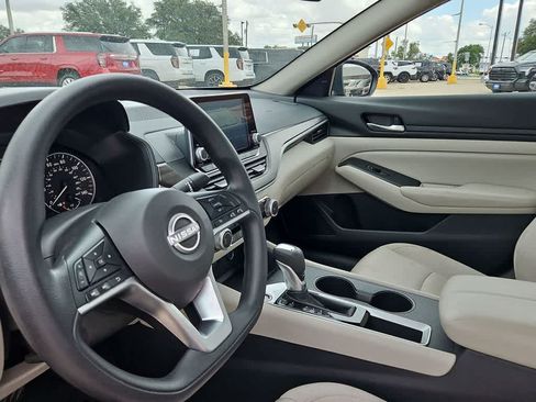 Used 2025 Nissan Altima 2.5 SV FWD image 10