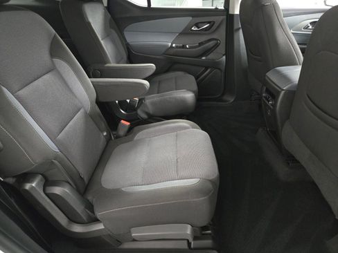 Used 2021 Chevrolet Traverse LT image 16