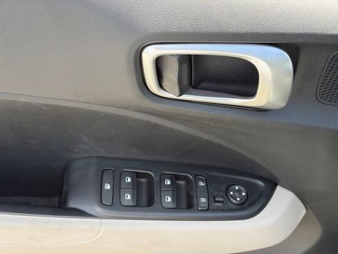 Used 2025 Hyundai Venue SEL FWD image 6