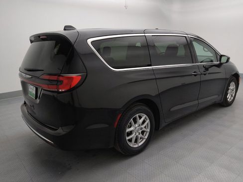 Used 2023 Chrysler Pacifica Touring-L image 10