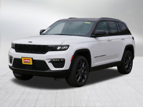 New 2025 Jeep Grand Cherokee Limited w/ Trailer Tow Package AWD/4WD image 4