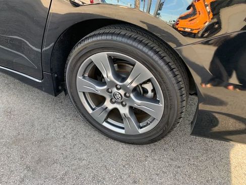 Used 2018 Toyota Sienna SE w/ Carpet Mat Package image 10