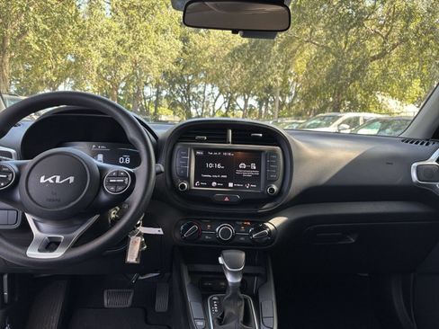 Used 2025 Kia Soul LX w/ LX Technology Package FWD image 30