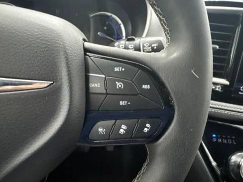 Used 2024 Chrysler Pacifica Limited FWD image 12