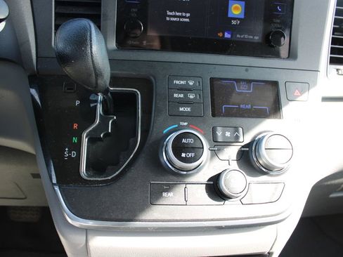 Used 2015 Toyota Sienna LE image 38