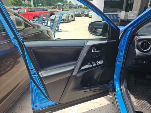 Used 2018 Toyota RAV4 Limited AWD/4WD image 8