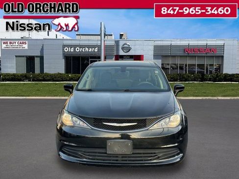 Used 2017 Chrysler Pacifica Touring image 8