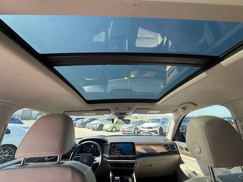 Used 2024 Volkswagen Atlas SE w/ Panoramic Sunroof Package FWD image 20