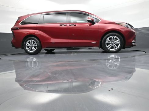 Used 2021 Toyota Sienna Platinum AWD/4WD image 30