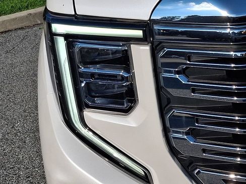 Used 2024 GMC Sierra 1500 Denali AWD/4WD image 9