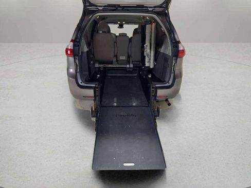 Used 2020 Toyota Sienna L image 13