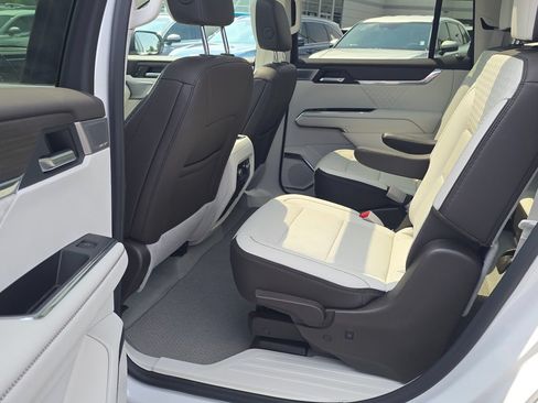 Used 2024 GMC Acadia Denali w/ Super Cruise Package FWD image 10