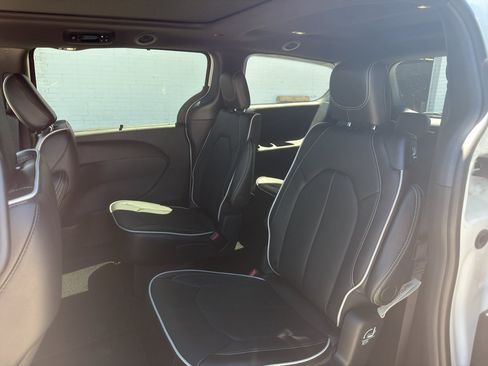 New 2026 Chrysler Pacifica Limited w/ S Appearance Package AWD/4WD image 7