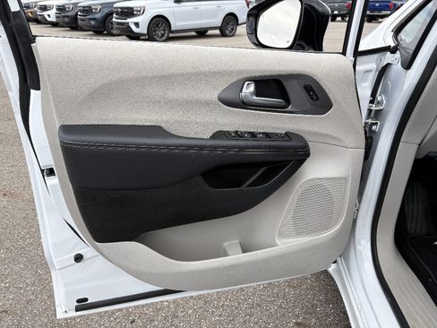 Used 2024 Chrysler Pacifica Touring-L FWD image 29