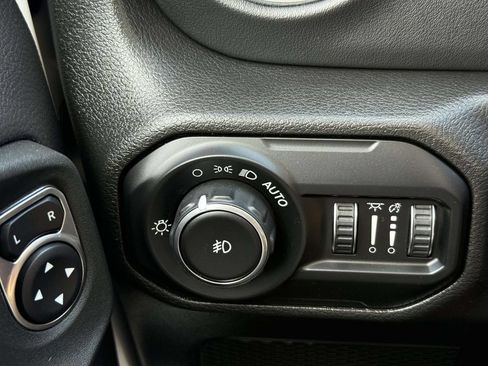 Used 2022 Jeep Wrangler Unlimited Sahara w/ Cold Weather Group AWD/4WD image 28