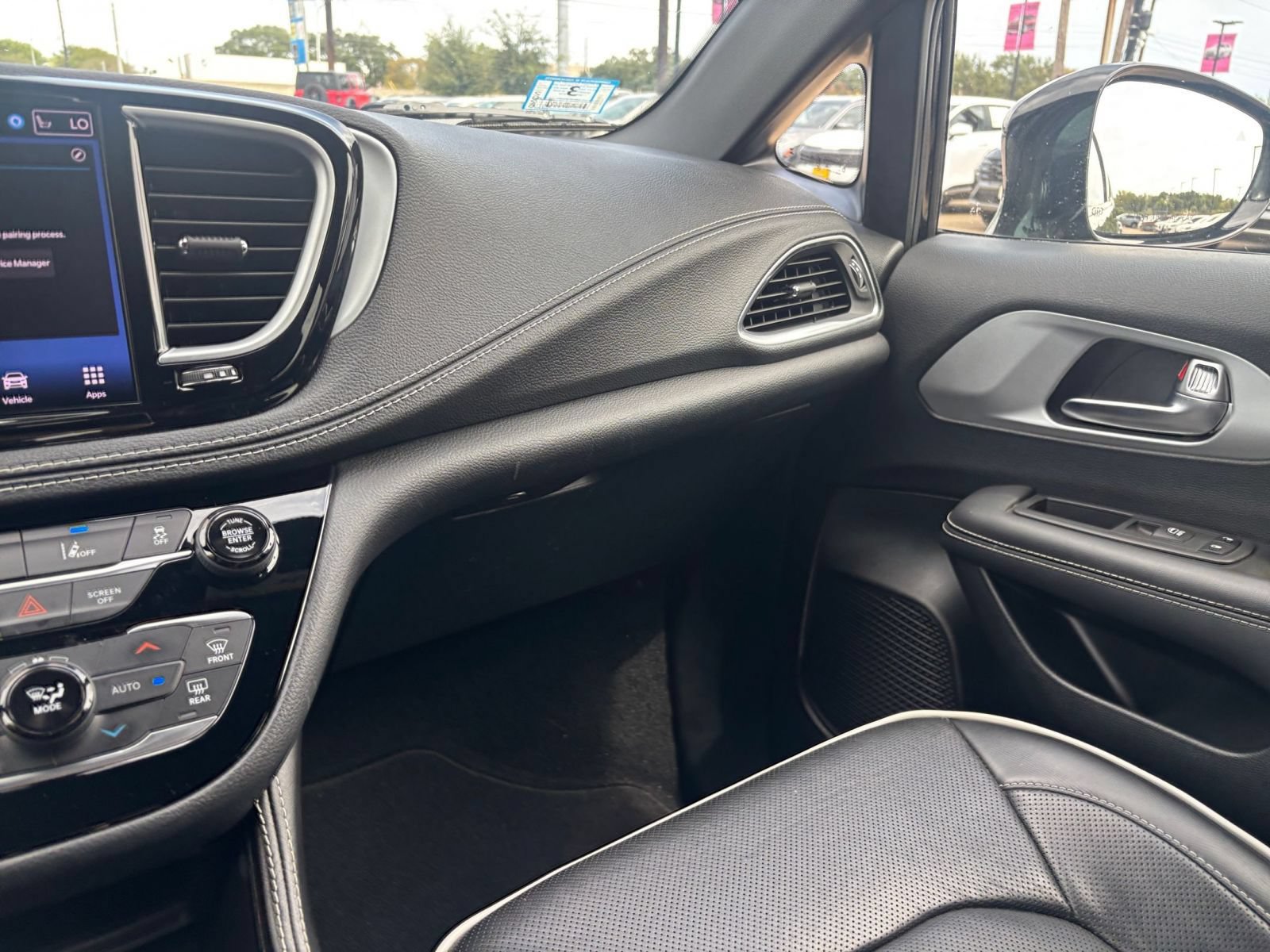 Used 2025 Chrysler Pacifica Limited FWD image 39