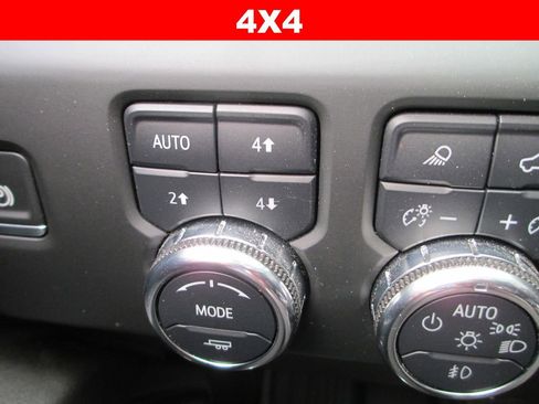 Used 2024 GMC Sierra 1500 AT4 w/ Technology Package AWD/4WD image 29