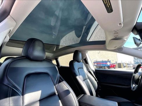 Used 2022 Tesla Model Y Long Range image 21