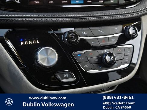 Used 2024 Chrysler Pacifica Select image 20