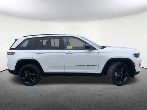 Used 2023 Jeep Grand Cherokee Limited w/ Black Appearance Package image 15