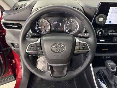 Used 2024 Toyota Highlander XLE AWD/4WD image 10