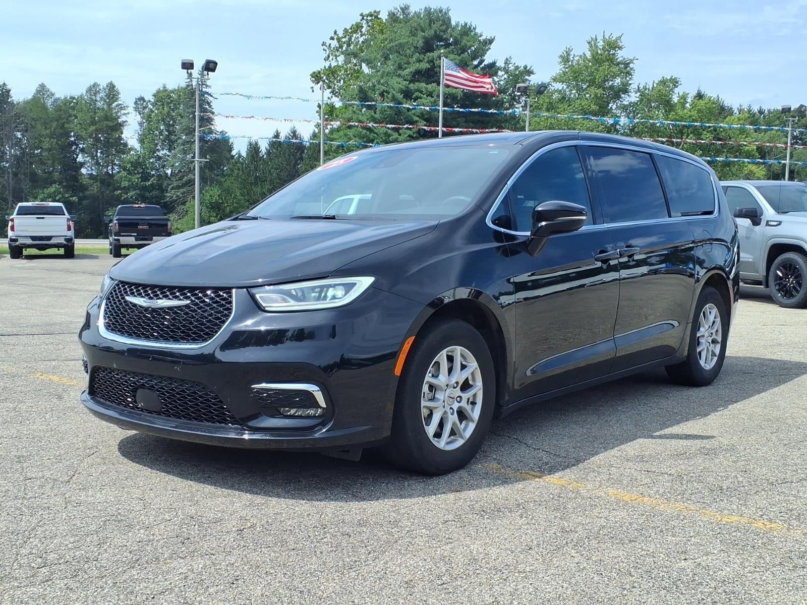 Used 2025 Chrysler Pacifica Select FWD image 3