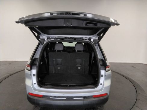 Used 2024 Jeep Grand Cherokee L Laredo image 8