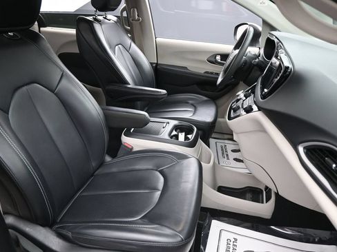 Used 2023 Chrysler Pacifica Touring-L FWD image 35