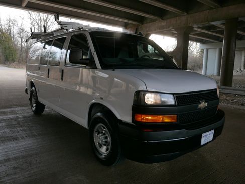 Used 2018 Chevrolet Express 2500 w/ Driver Convenience Package image 28