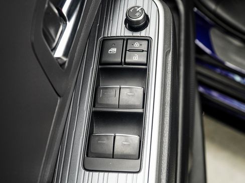 Used 2022 Toyota Sienna XSE image 33