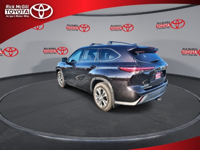 Used 2021 Toyota Highlander XLE AWD/4WD image 6