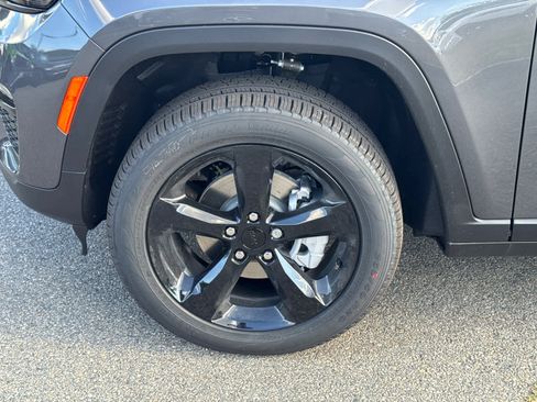New 2025 Jeep Grand Cherokee Limited w/ Black Appearance Package image 10