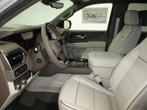 New 2026 GMC Yukon Denali w/ Denali Reserve Package AWD/4WD image 17