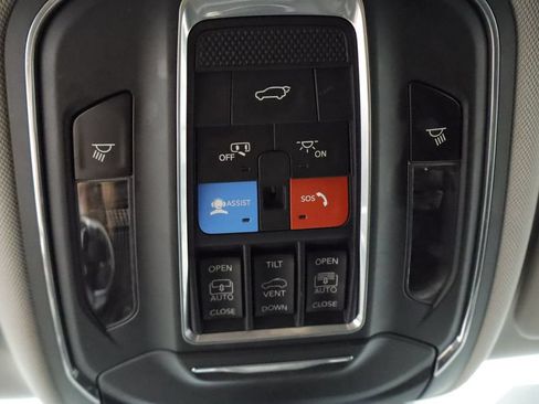 Used 2022 Jeep Grand Cherokee L Limited w/ Black Appearance Package AWD/4WD image 19