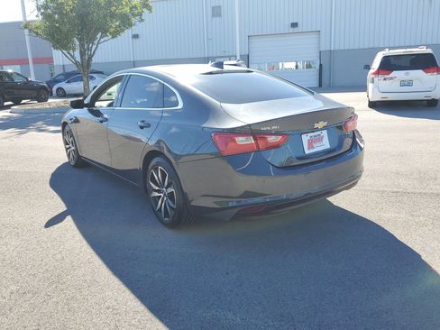 Used 2017 Chevrolet Malibu LT w/ Leather Package FWD image 3