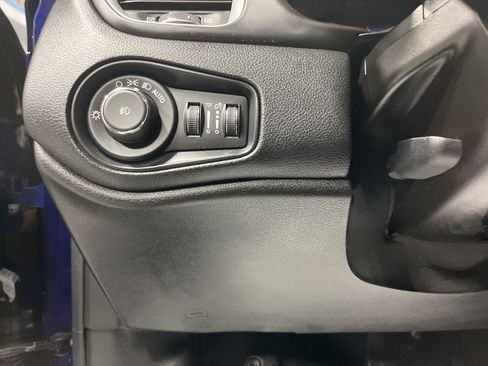 Used 2021 Jeep Renegade Latitude w/ Convenience Group AWD/4WD image 17