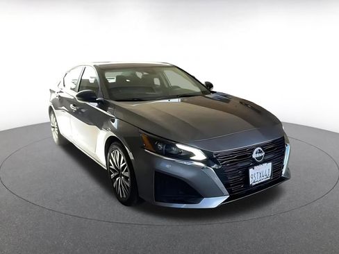 Used 2025 Nissan Altima 2.5 SV image 3
