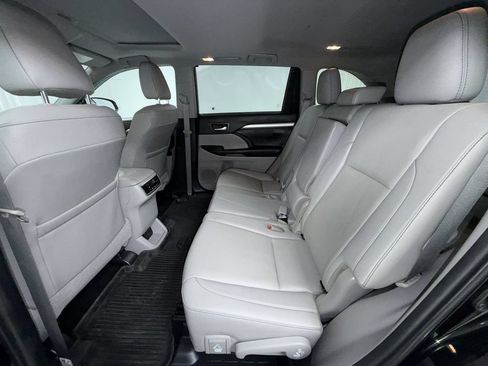 Used 2019 Toyota Highlander XLE AWD/4WD image 13