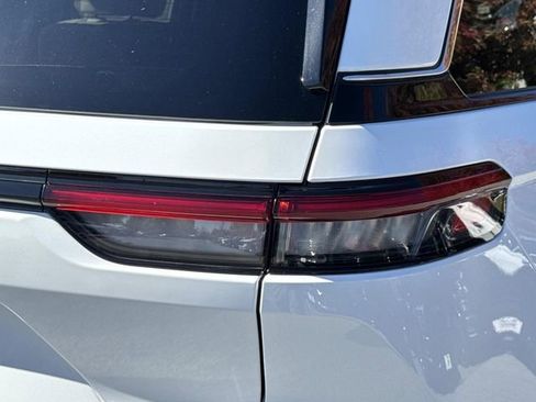 Certified 2023 Jeep Grand Cherokee Limited w/ Trailer Tow Prep Group (B) image 9