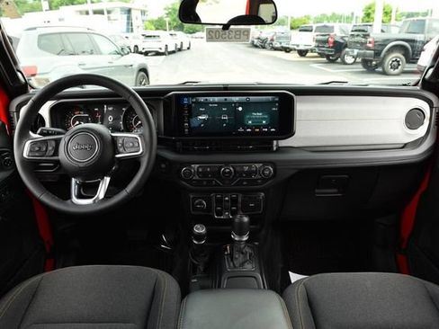 Used 2025 Jeep Wrangler Unlimited Sahara AWD/4WD image 7