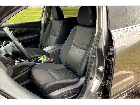 Used 2018 Nissan Rogue SV image 25